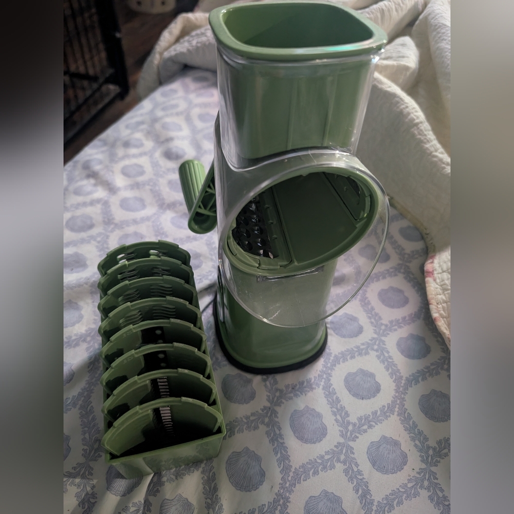 Source Unknown Green Kitchen Grater Set